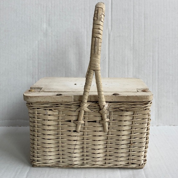 Vintage Hong Kong white distressed small basket - Picture 3 of 16